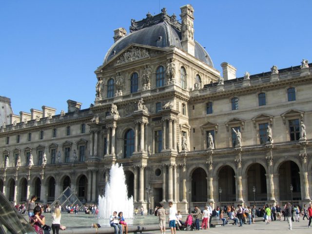 Bảo tàng Louvre tại Paris