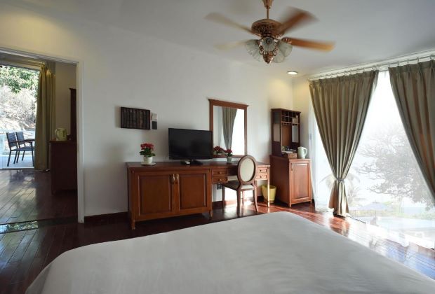 Phòng ngủ tại Léman Cap Resort & Spa