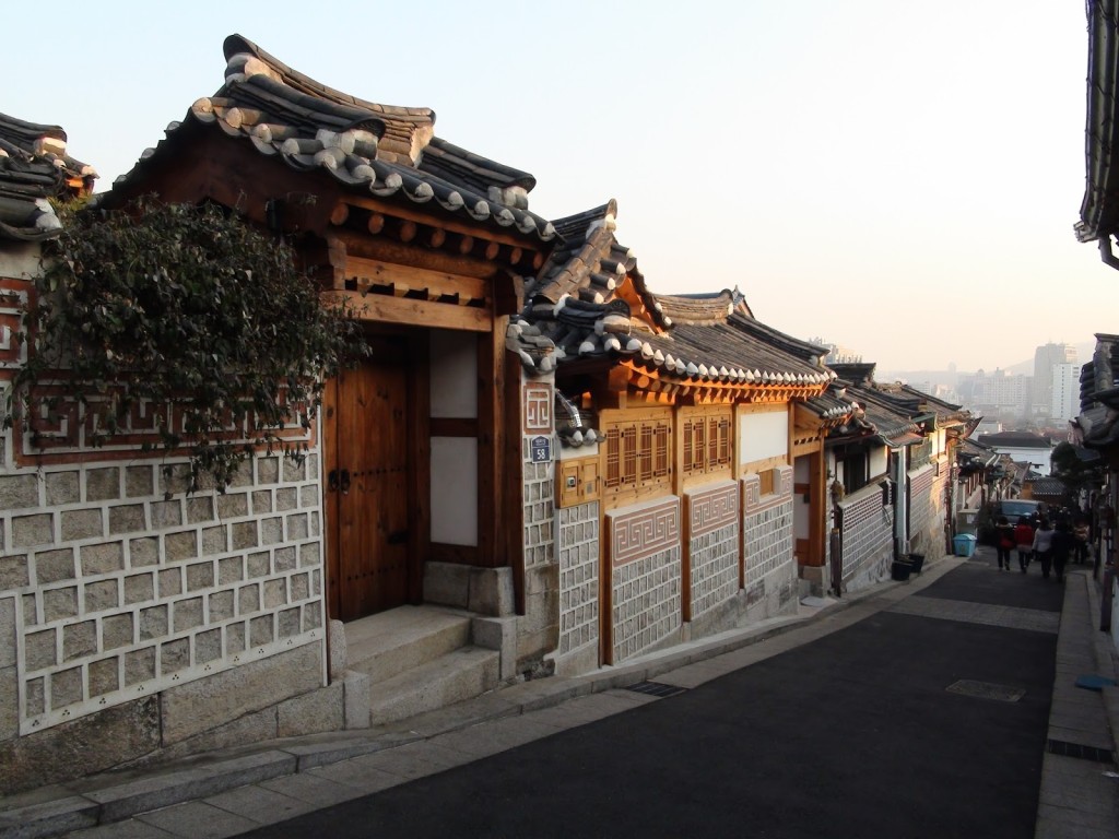 Làng Bukchon Hanok nằm bên trong thành phố Seoul, ở vị trí giữa Điện miếu Jongmyo, cung Changdeokgung và cung Gyeongbokgung. Đây là một làng nghề truyền thống đã được bảo tồn nguyên vẹn trong đô thị 600 tuổi, bao gồm rất nhiều con hẻm, các ngôi nhà hanok, những mái chùa cổ.
