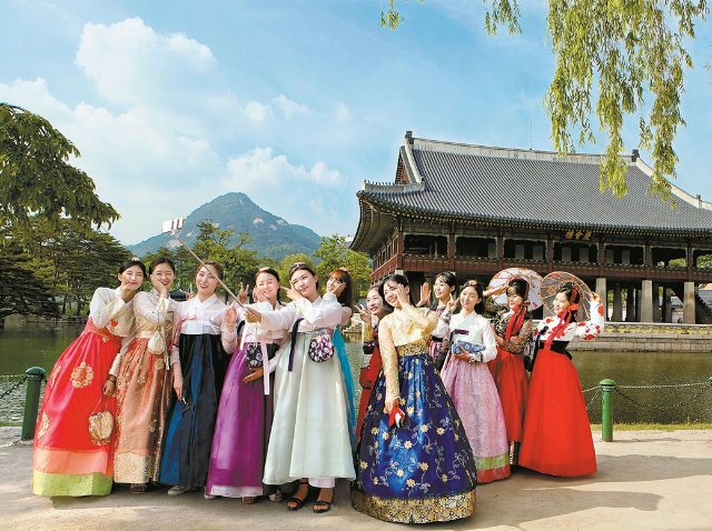 Trải nghiệm mặc trang phục truyền thống của Hàn Quốc 