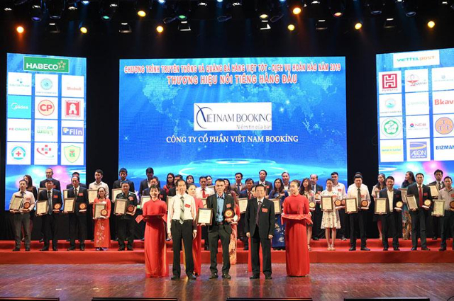 Lễ nhận giải thưởng của công ty Việt Nam Booking