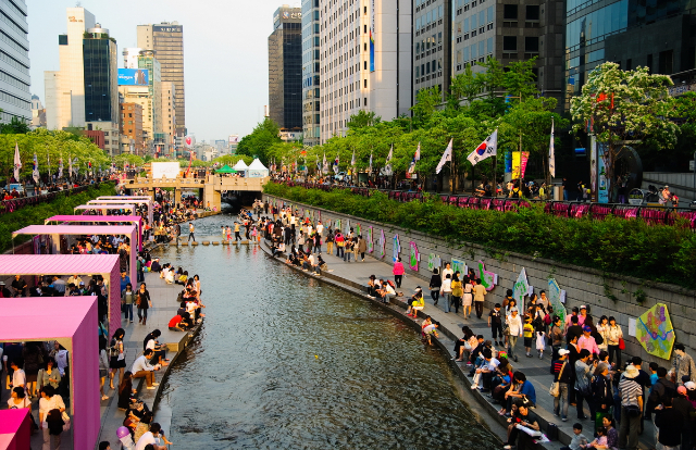 Suối Cheonggyecheon địa điểm nổi tiếng và độc đáo của Seoul, Hàn Quốc.