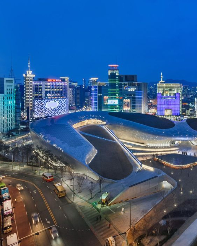 Dongdaemun Design Plaza từ trên cao về đêm 