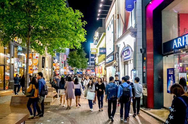 Không khí nhộn nhịp của phố đi bộ Dongseongno