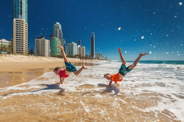 Đưa gia đình tới một trong những bờ biển đẹp nhất ở Brisbane. 
