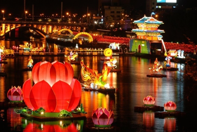 Lễ hội trên sông Hàn tháng 9