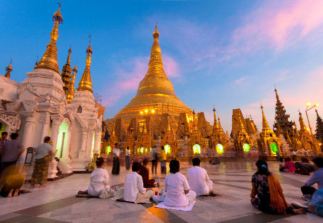 Cầu nguyện dưới ánh hoàng hôn ở Yangon