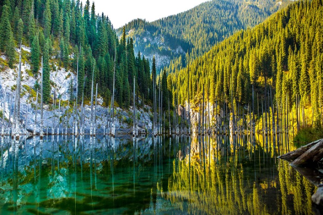 Bức tranh thiên nhiên sông núi tại Kazakhstan khi sớm bình minh