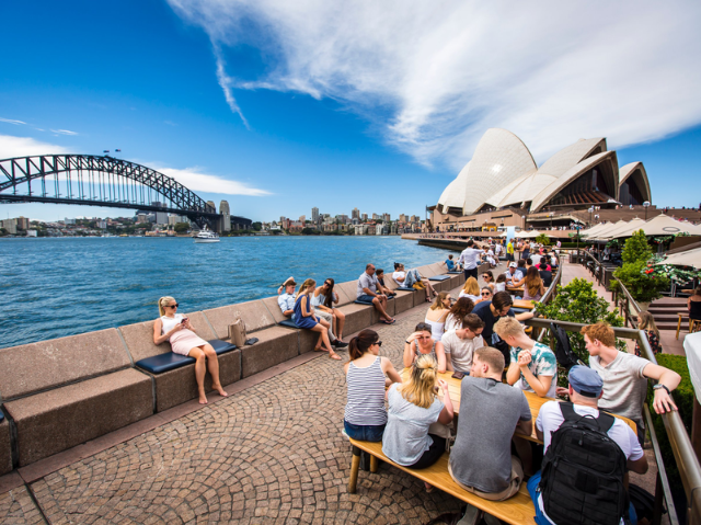 Không khí nhộn nhịp bên cầu cảng Sydney