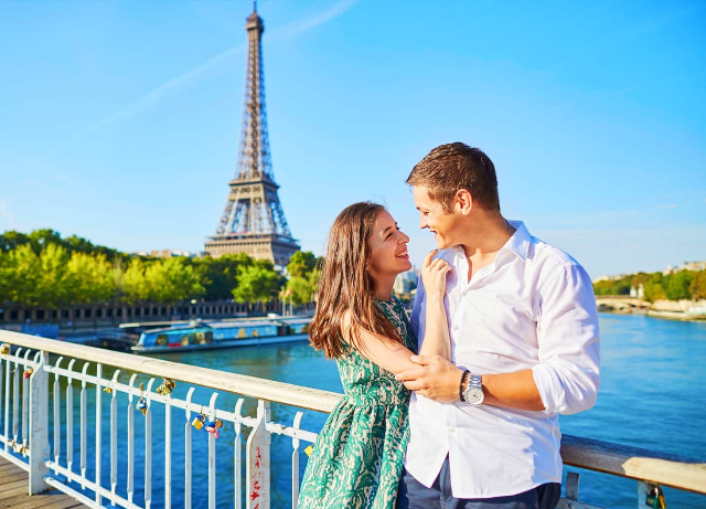 Checkin tại tháp Eiffel nổi tiếng thế giới