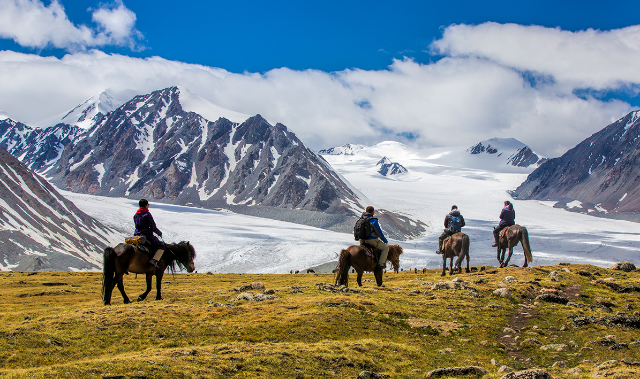 Tavan Bogd-dãy núi cao nhất của Mông Cổ