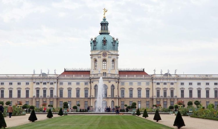 Cung điện Charlottenburg là cung điện lớn nhất và cổ nhất của Berlin